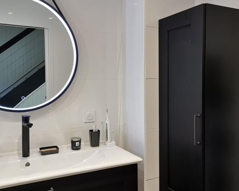 Miroir, colonne, meuble noir